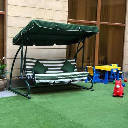 Hotel & Apartments California Ереван Екстериор снимка