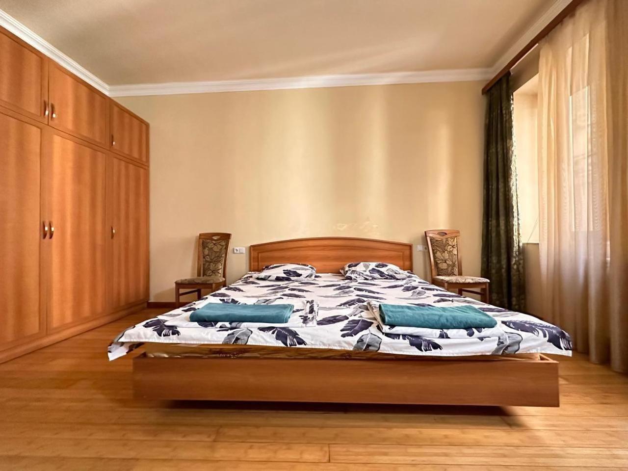 Hotel & Apartments California Ереван Екстериор снимка