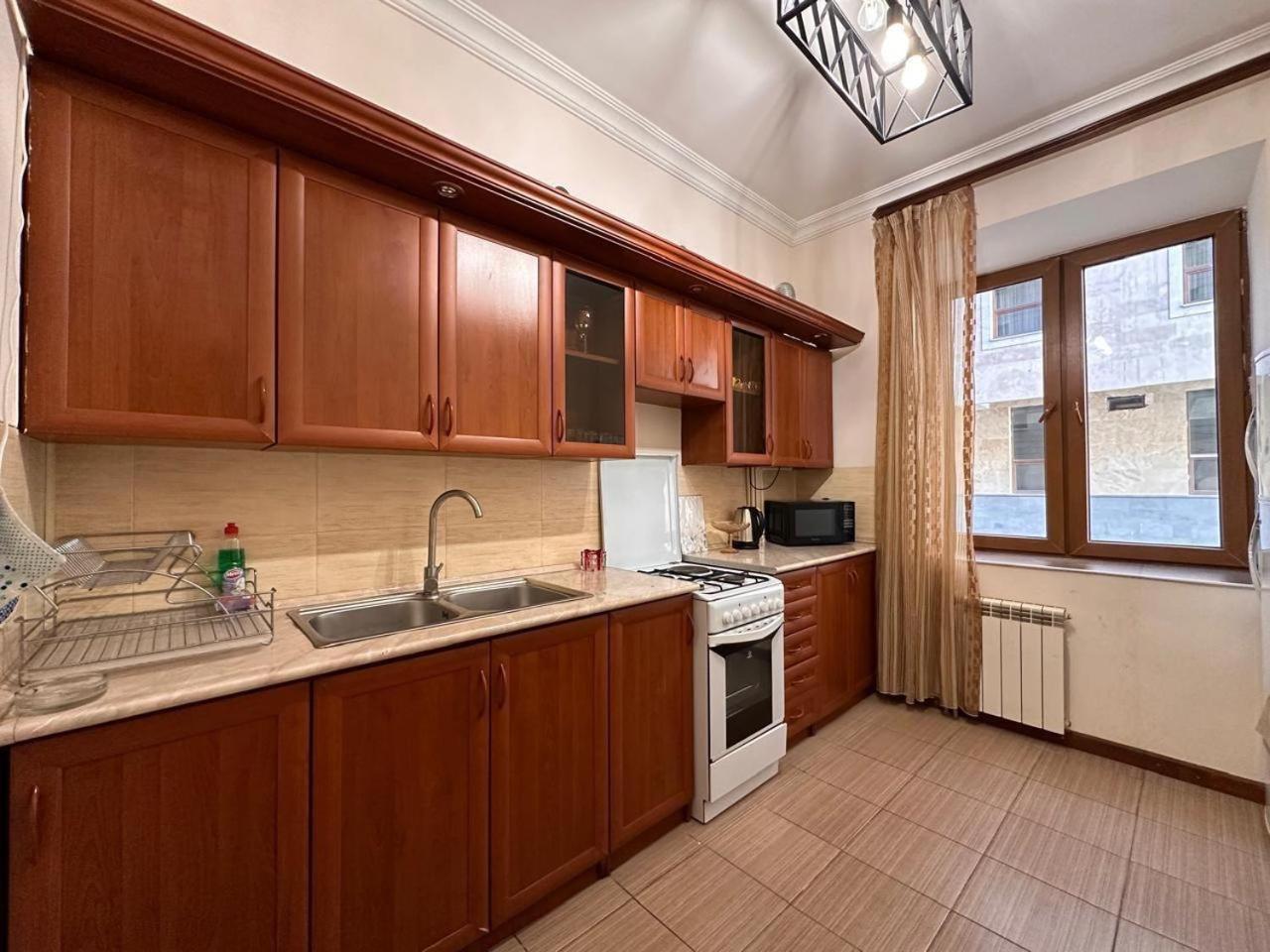 Hotel & Apartments California Ереван Екстериор снимка