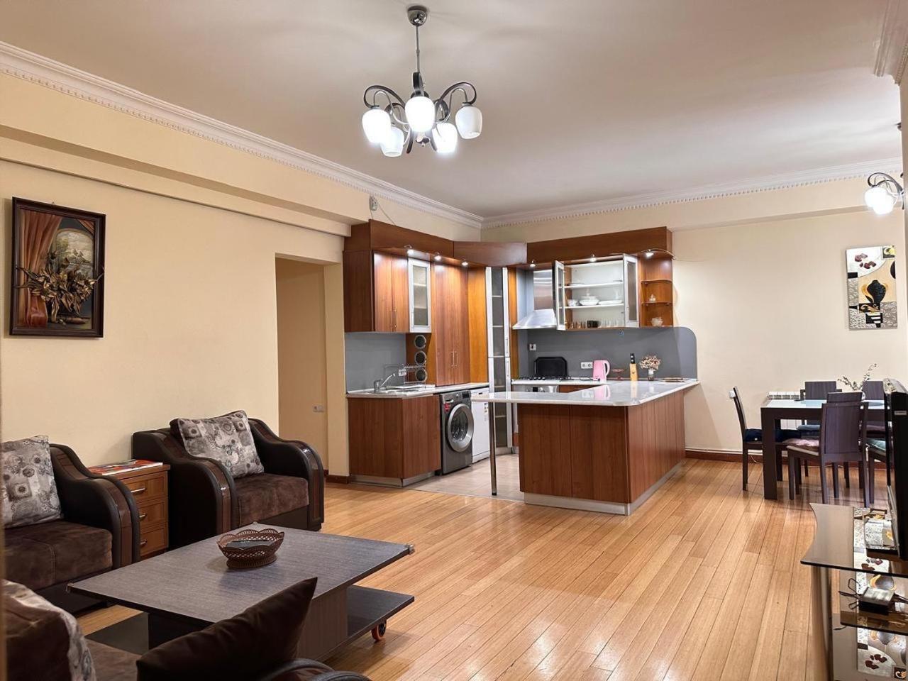Hotel & Apartments California Ереван Екстериор снимка