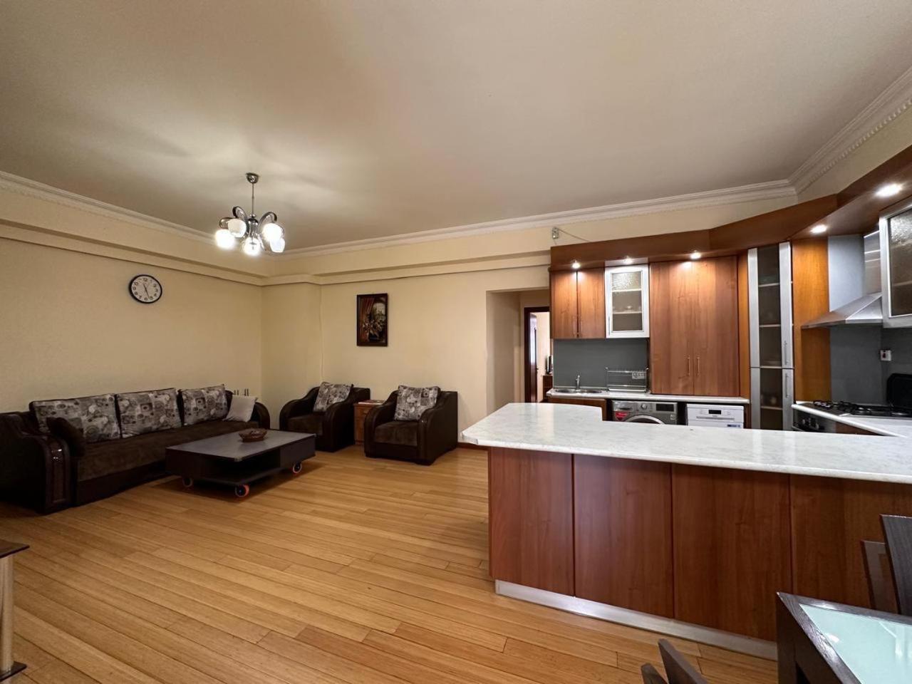 Hotel & Apartments California Ереван Екстериор снимка