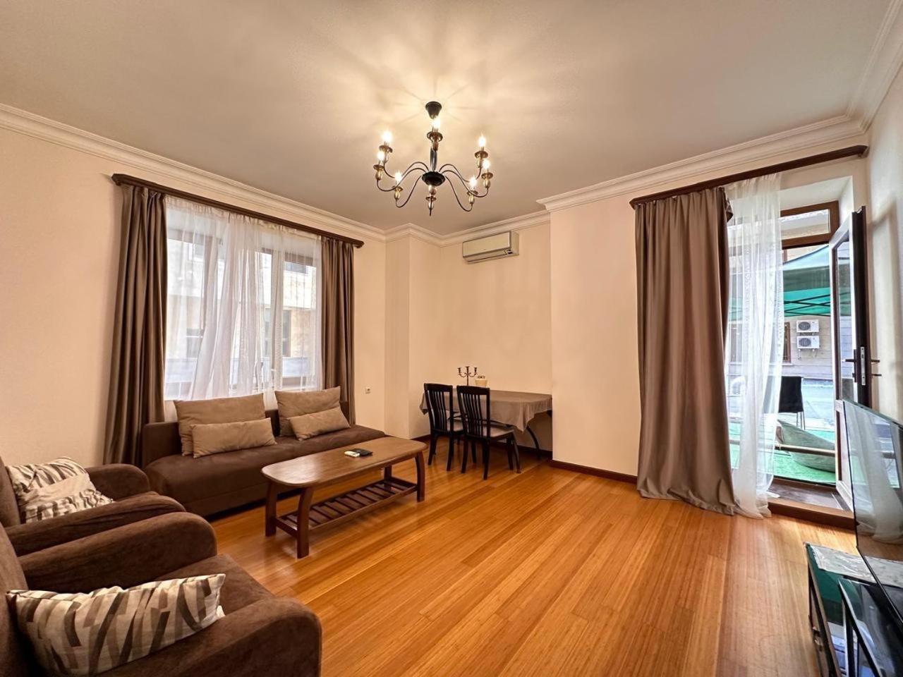 Hotel & Apartments California Ереван Екстериор снимка