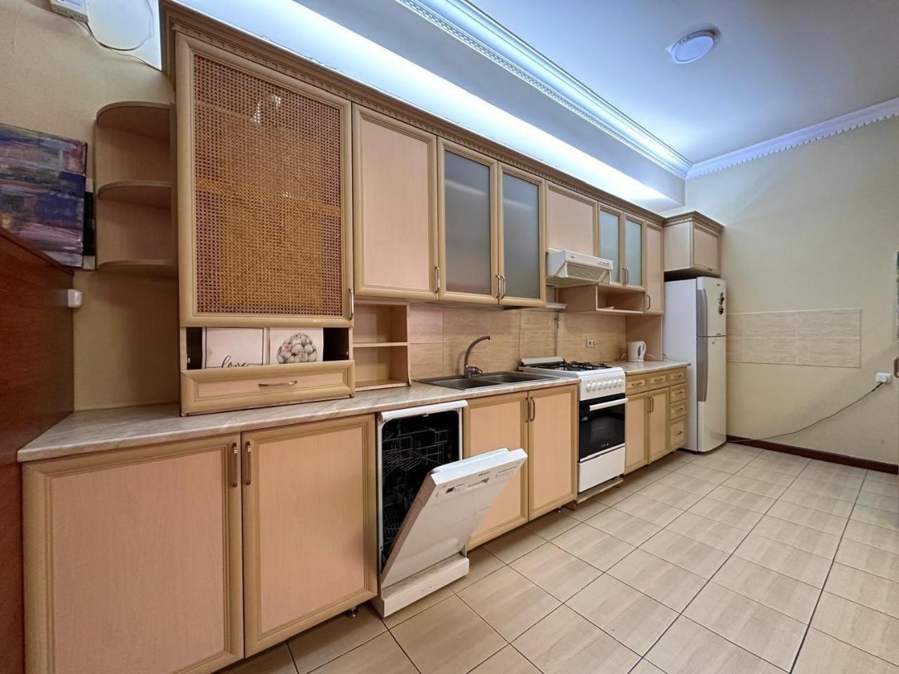 Hotel & Apartments California Ереван Екстериор снимка