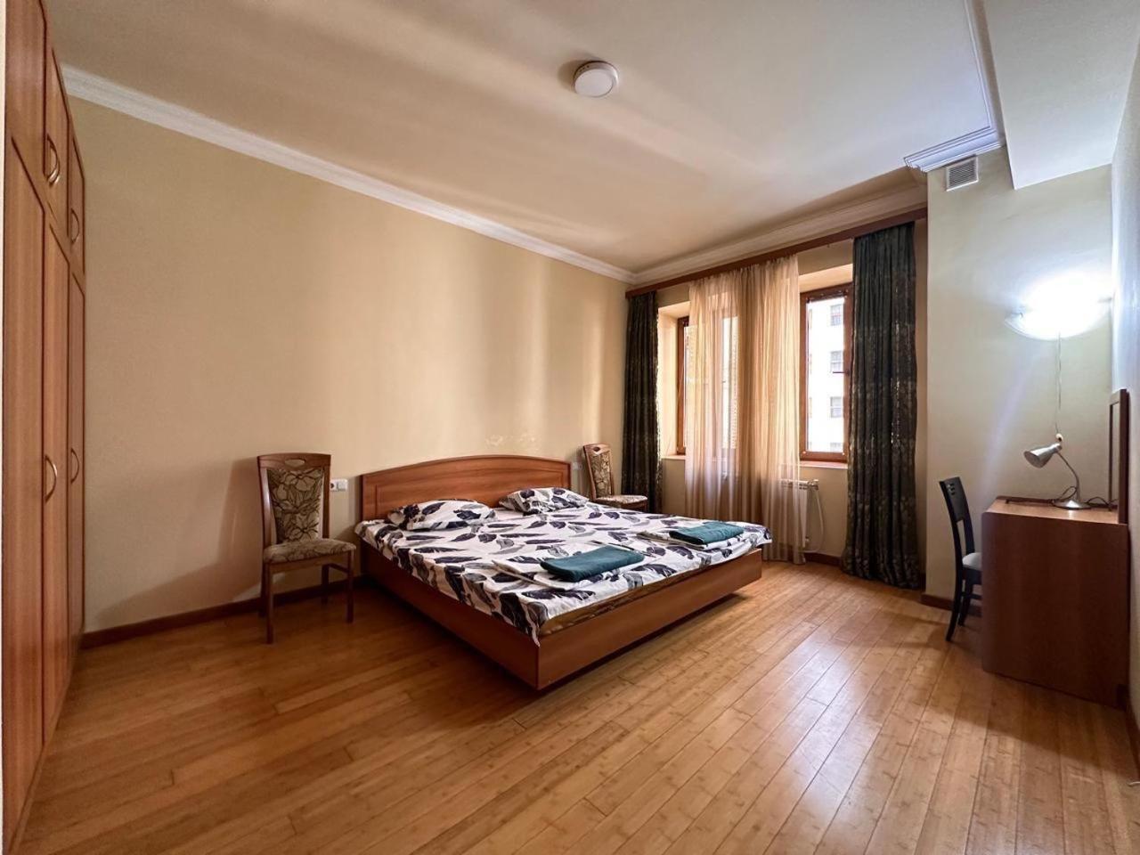 Hotel & Apartments California Ереван Екстериор снимка