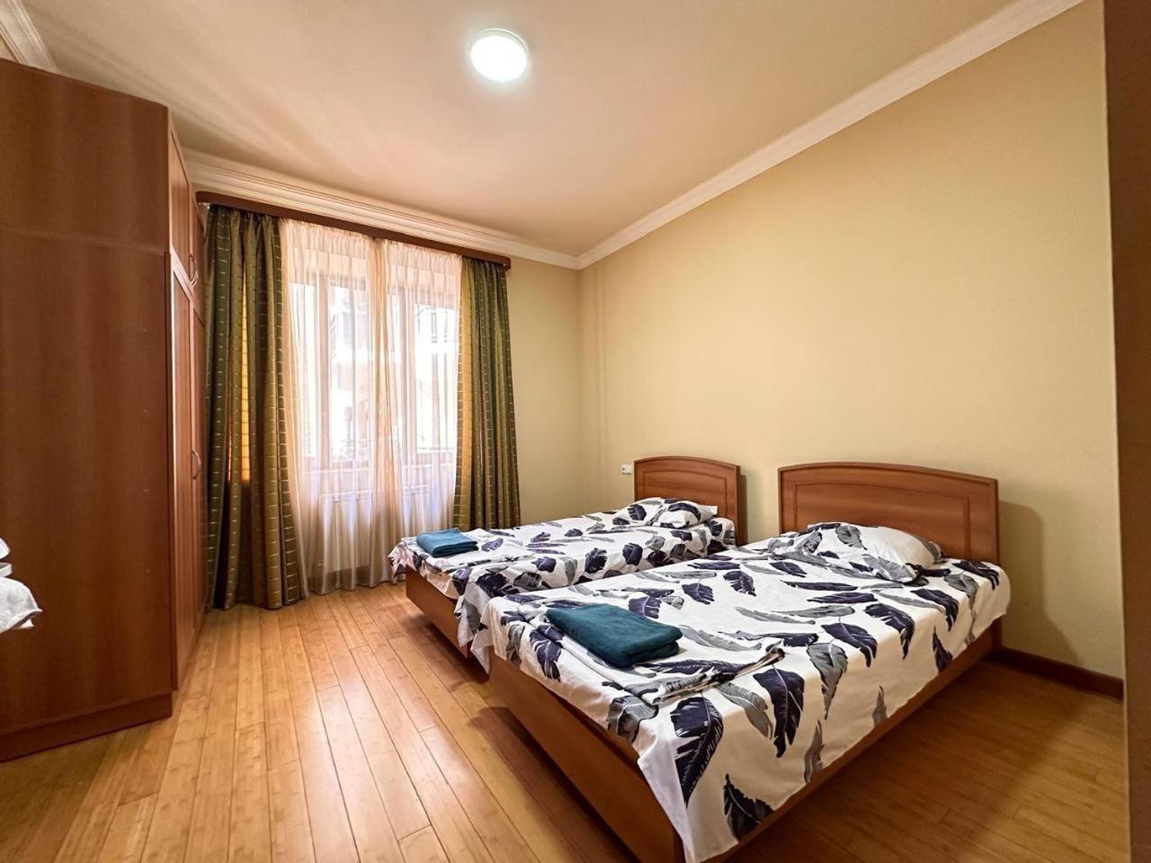 Hotel & Apartments California Ереван Екстериор снимка