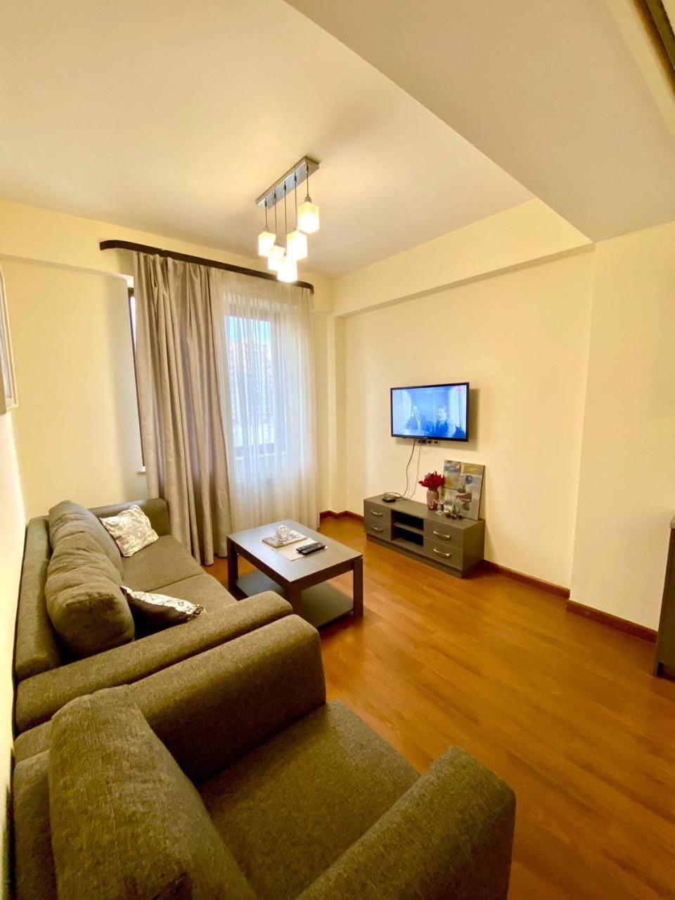 Hotel & Apartments California Ереван Екстериор снимка
