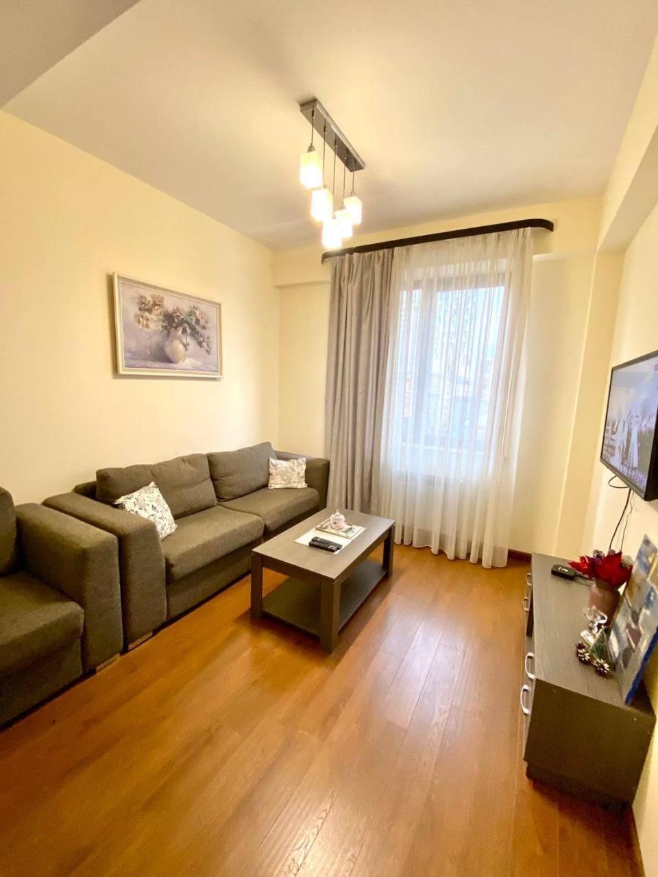 Hotel & Apartments California Ереван Екстериор снимка