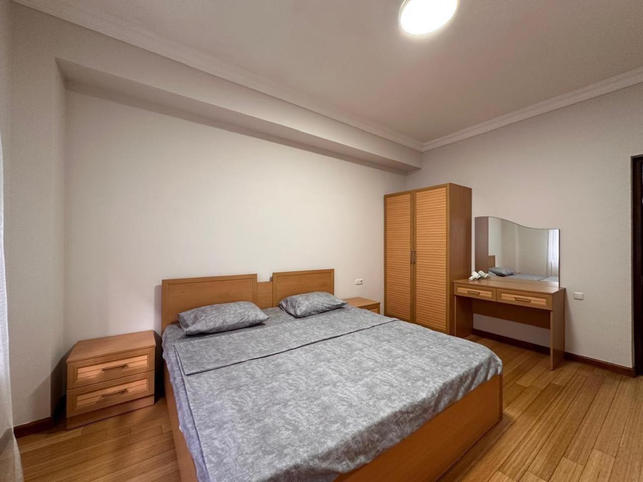 Hotel & Apartments California Ереван Екстериор снимка
