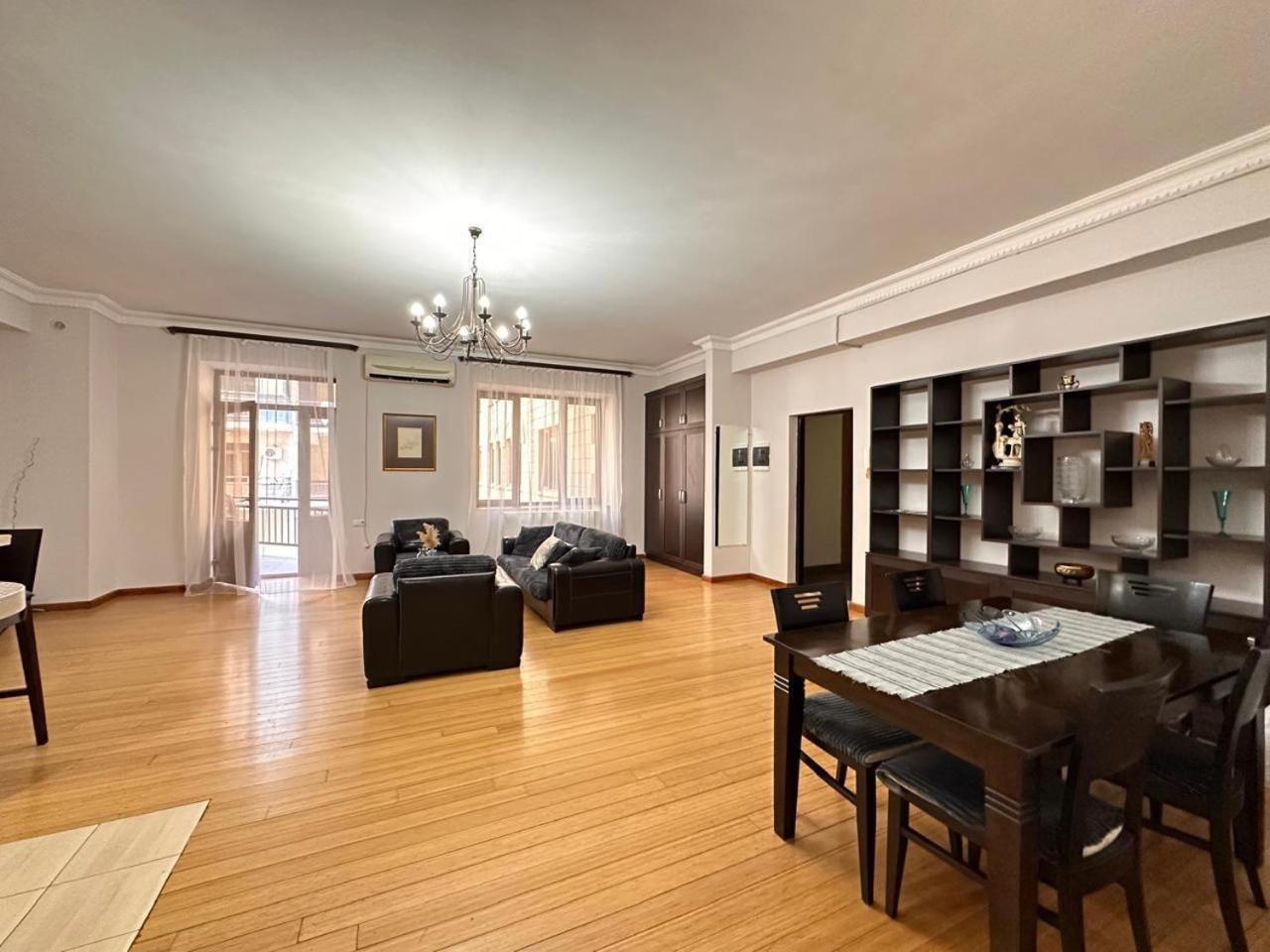 Hotel & Apartments California Ереван Екстериор снимка