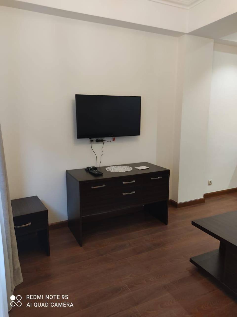 Hotel & Apartments California Ереван Екстериор снимка