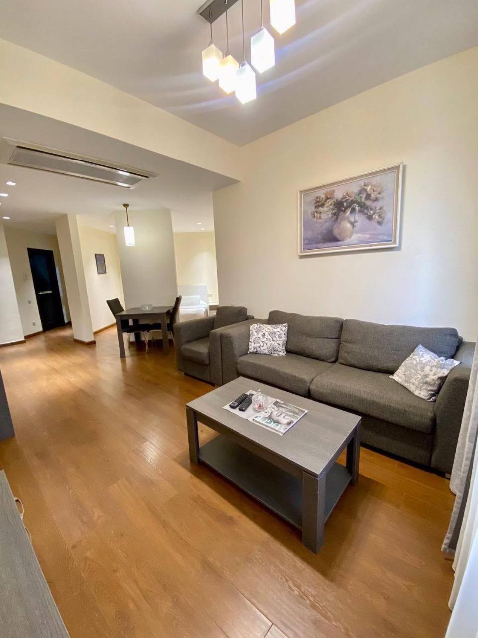 Hotel & Apartments California Ереван Екстериор снимка