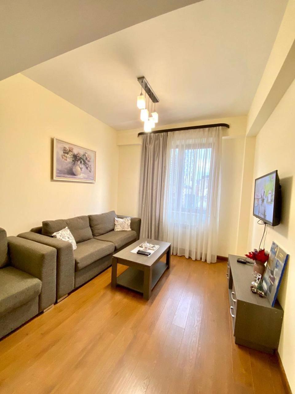 Hotel & Apartments California Ереван Екстериор снимка