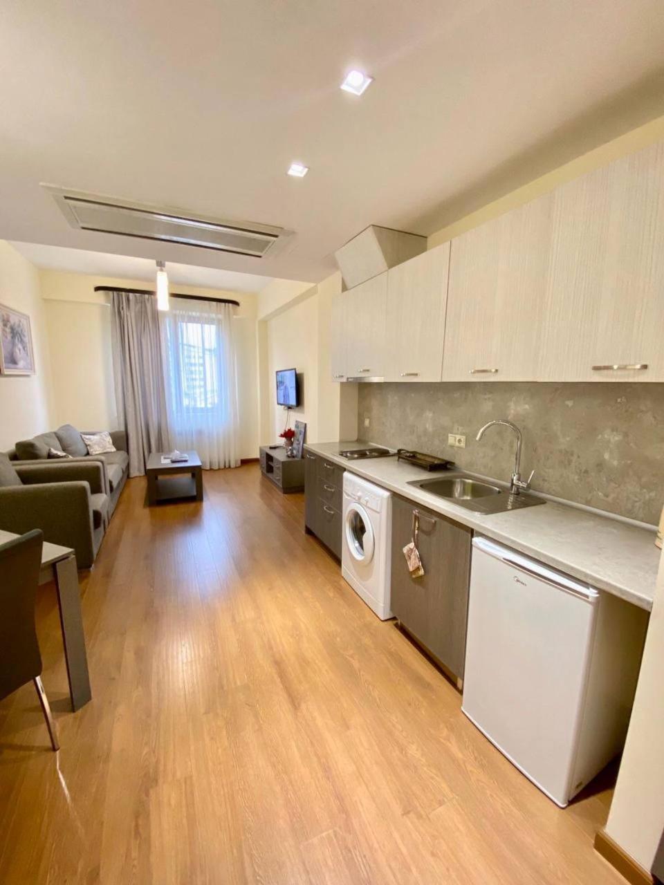 Hotel & Apartments California Ереван Екстериор снимка