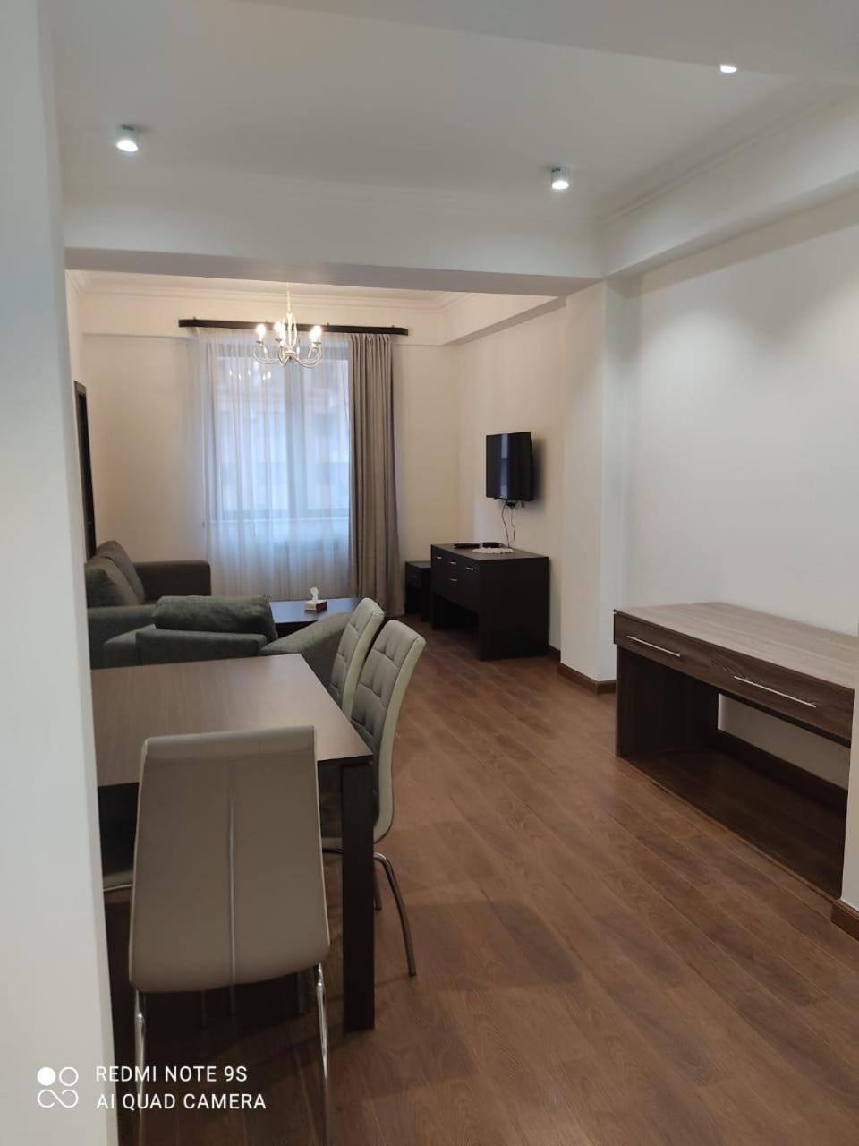 Hotel & Apartments California Ереван Екстериор снимка