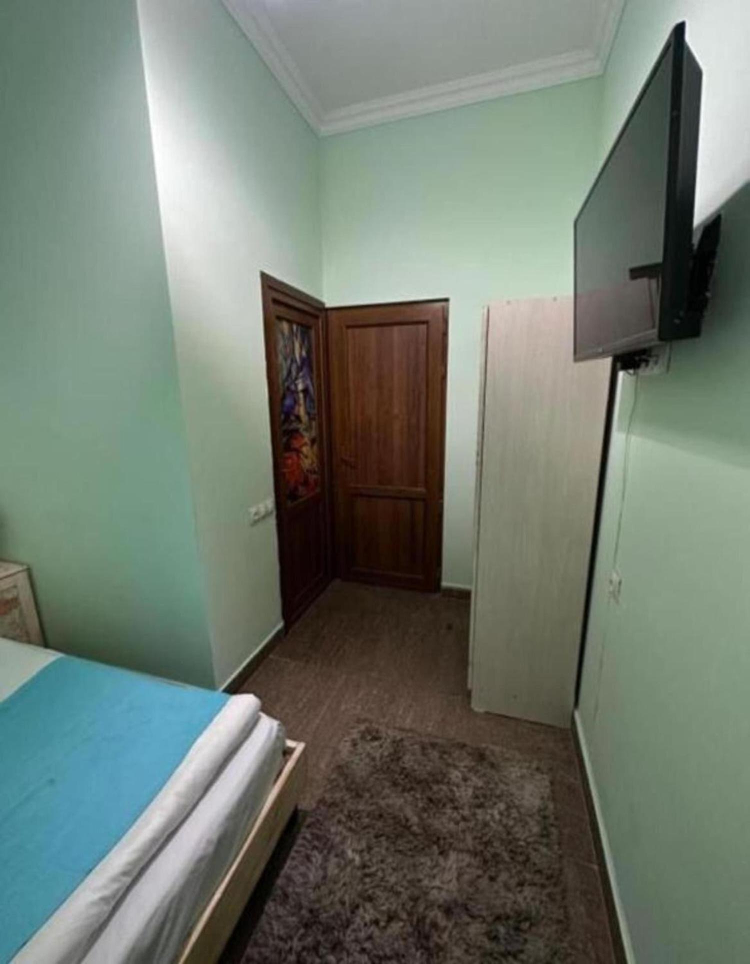 Hotel & Apartments California Ереван Екстериор снимка