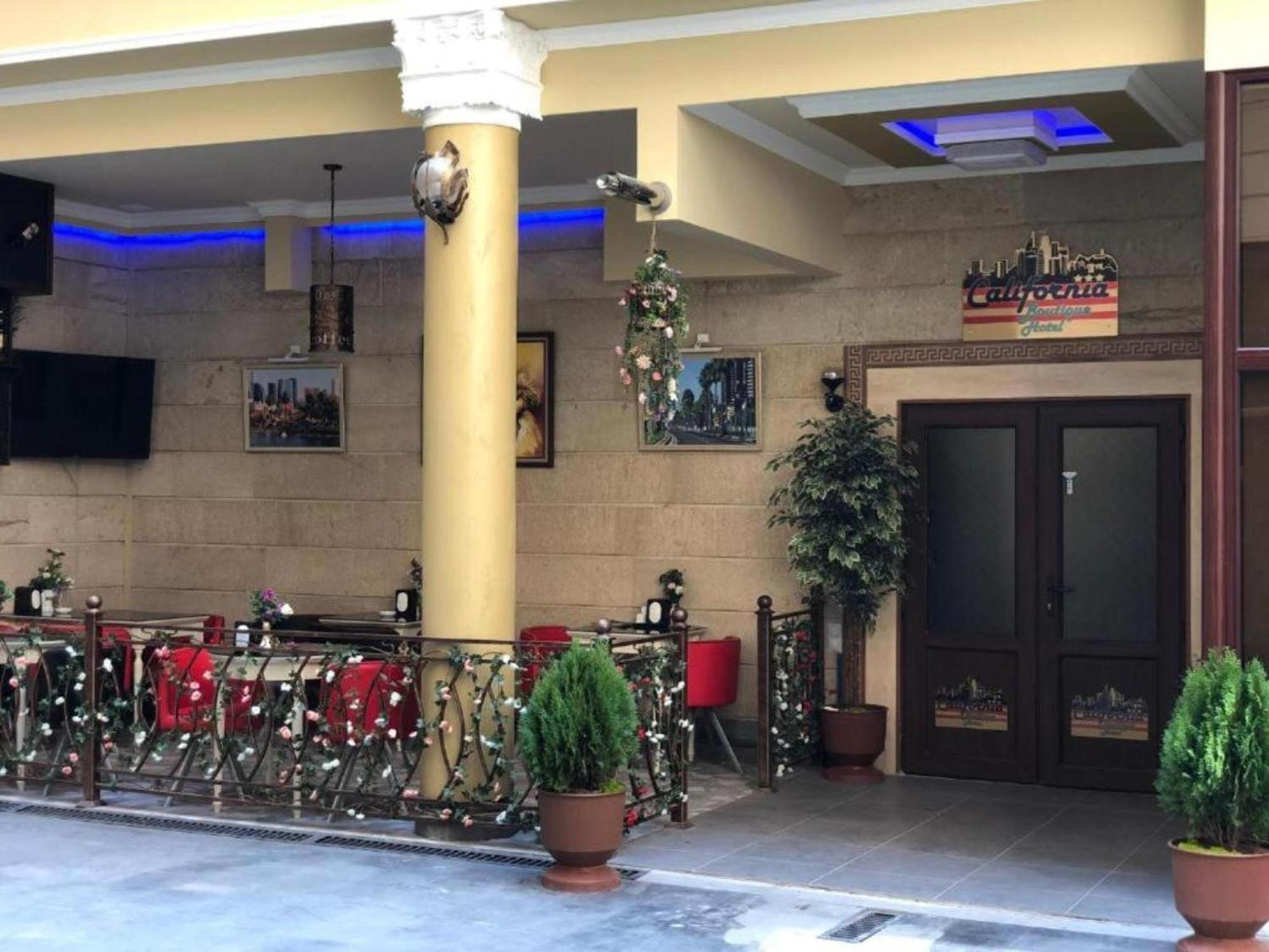Hotel & Apartments California Ереван Екстериор снимка