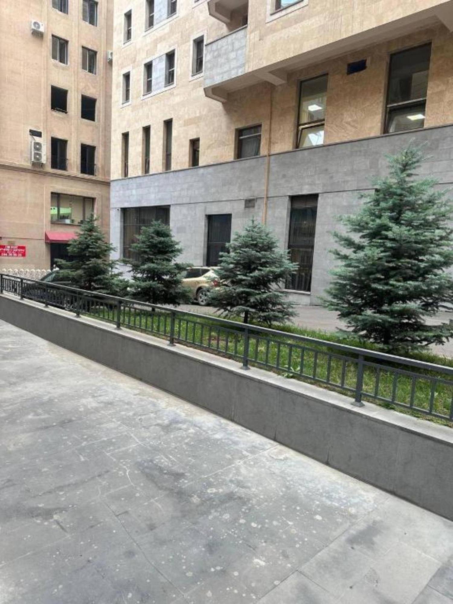 Hotel & Apartments California Ереван Екстериор снимка