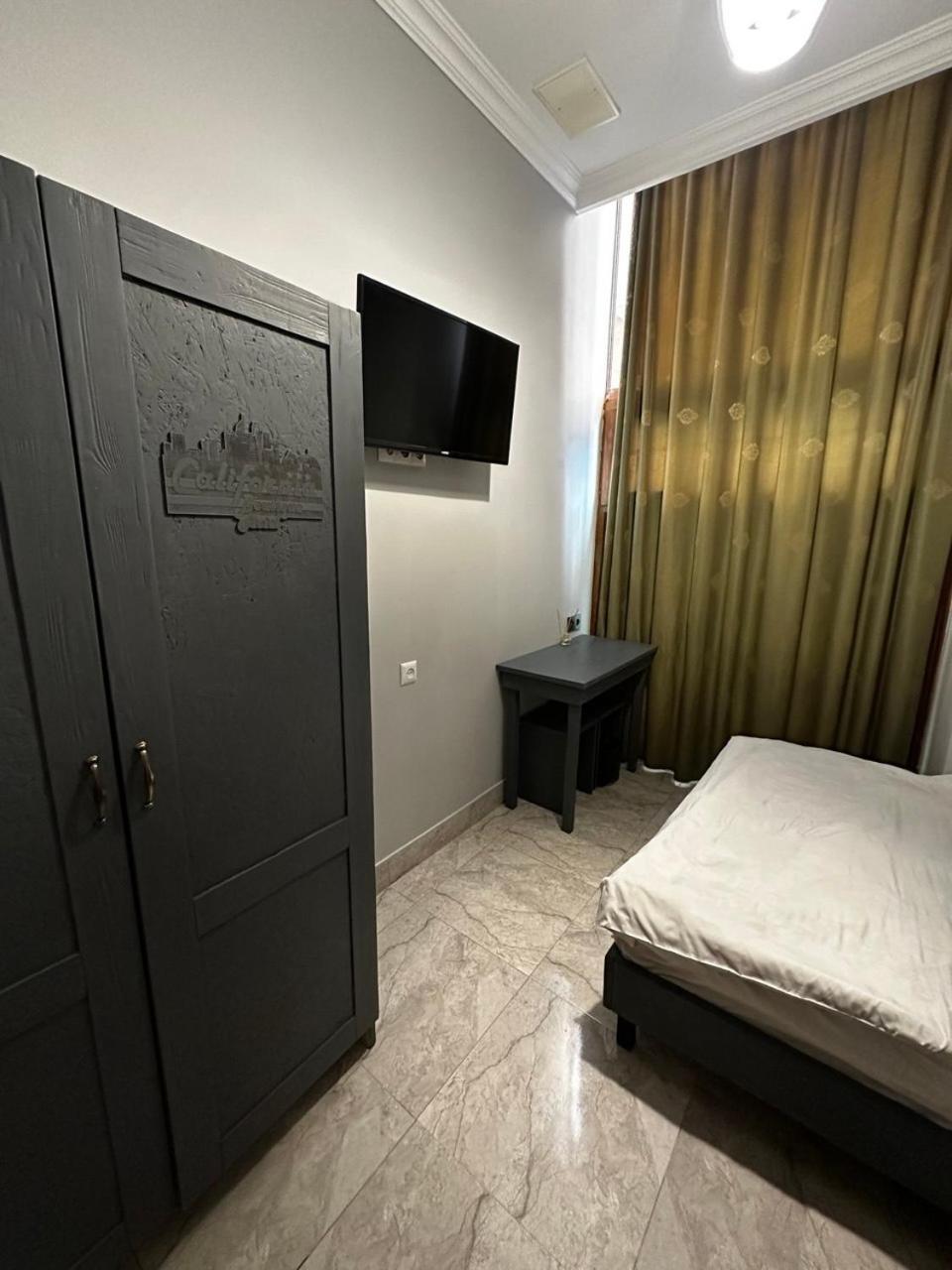 Hotel & Apartments California Ереван Екстериор снимка