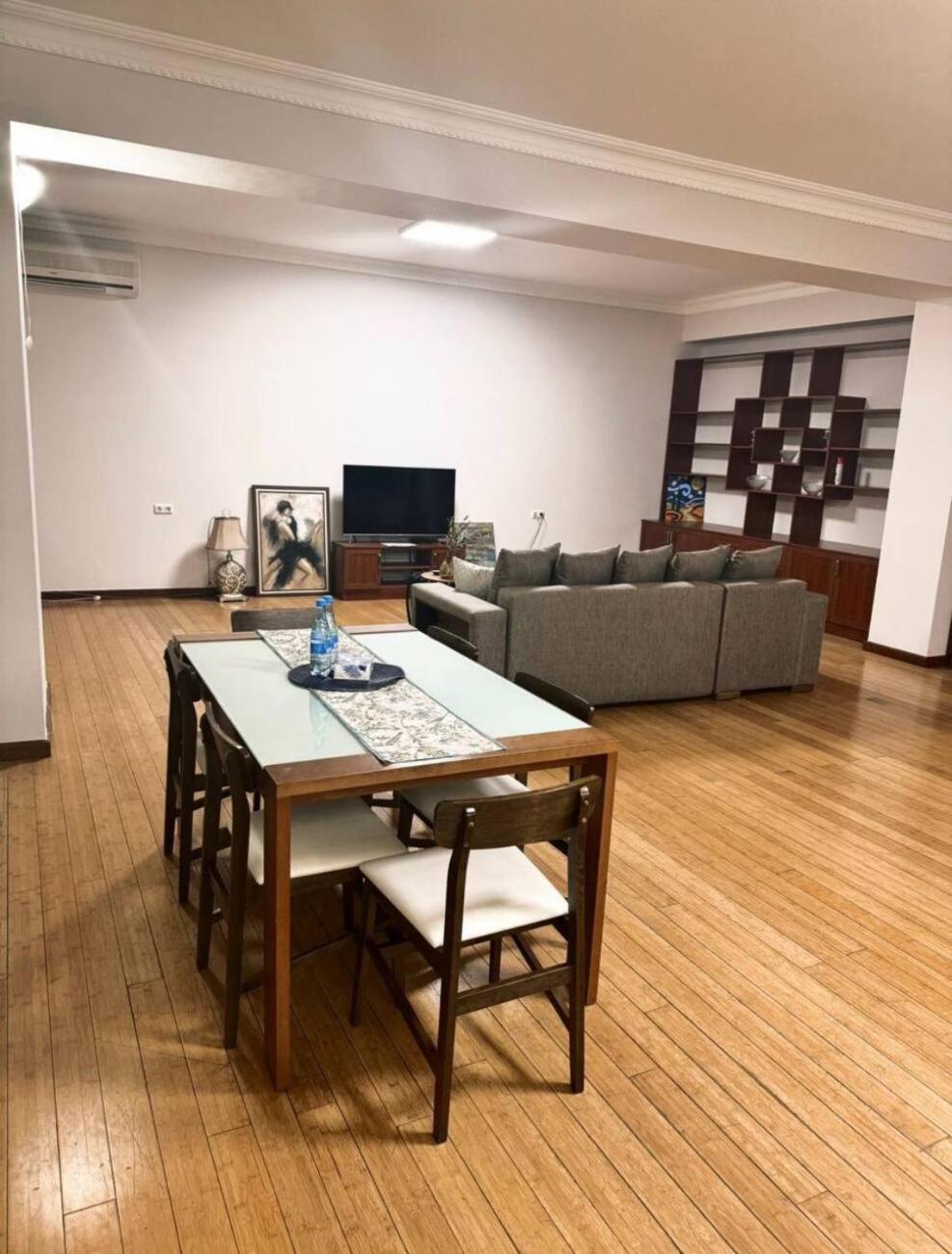 Hotel & Apartments California Ереван Екстериор снимка